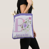 花とともにイニシャルと名前「Bonnie」 トートバッグ (クローズアップ)