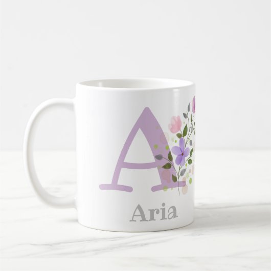 花とともに書かれたイニシャルと名前のAria コーヒーマグカップ (左)