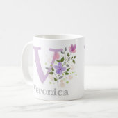 花とイニシャルと名前に囲まれたデザイン コーヒーマグカップ (正面左)