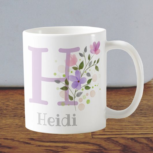 花とイニシャルと名前のハイディ コーヒーマグカップ