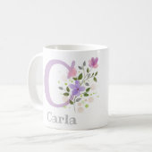 花とイニシャルと名前の「Carla」入りのマグカップ コーヒーマグカップ (正面左)