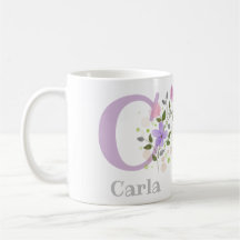 花とイニシャルと名前の「Carla」入りのマグカップ