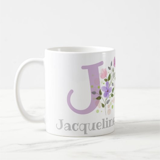 花とイニシャルと名前のJacqueline コーヒーマグカップ (左)