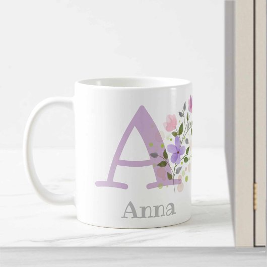 花とイニシャルと名前「アンナ」のマグカップ コーヒーマグカップ