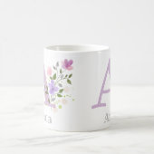 花とイニシャルと名前「アンナ」のマグカップ コーヒーマグカップ (中央)