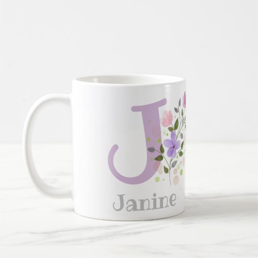 花とイニシャルと名前「ジャニーン」入りのマグカップ コーヒーマグカップ (左)