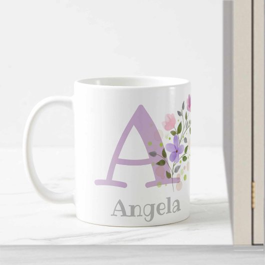 花とイニシャルと名前「Angela」の入ったデザイン コーヒーマグカップ