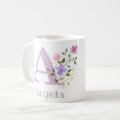 花とイニシャルと名前「Angela」の入ったデザイン コーヒーマグカップ (正面左)