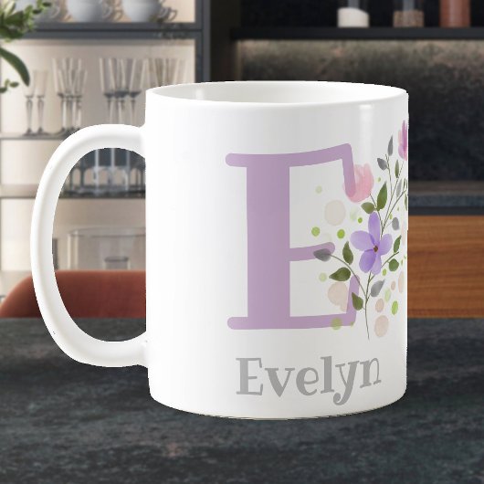 花とイニシャルと名前「Evelyn」の入ったデザイン コーヒーマグカップ