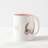 花とイニシャル付きの馬蹄 ツートーンマグカップ (正面右)