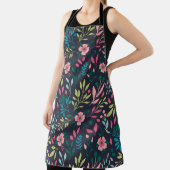 花とカラフル革を持つ明るいフローラプリント エプロン (インサイチュ)