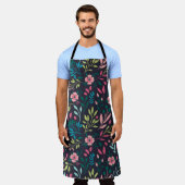 花とカラフル革を持つ明るいフローラプリント エプロン (着用した状態)