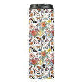 花とハイヒールで飾った巨大な帽子の女性 タンブラー (裏面)