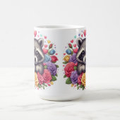 花とハートが咲カラフルき乱れるかわいいラクーン コーヒーマグカップ (中央)