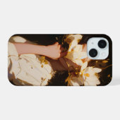 花と女性の美しいマグノリア iPhone 15ケース (裏面横)