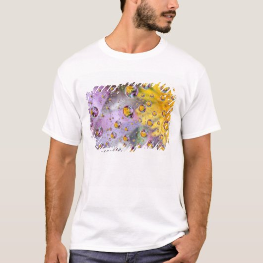 花と抽象的な泡。作者:ナンシー Tシャツ (正面)