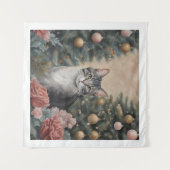 花と木の間のかわいいクリスマス猫 タペストリー (正面(横))