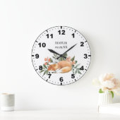 花と緑の中のかわいい赤いキツネ ラージ壁時計 (ホーム)