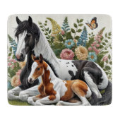 花と緑の鮮やか間で休む馬 カッティングボード (正面)