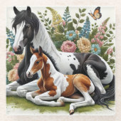 花と緑の鮮やか間で休む馬 ガラスコースター (正面)