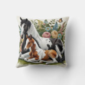 花と緑の鮮やか間で休む馬 クッション (裏面)