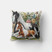 花と緑の鮮やか間で休む馬 クッション (正面)
