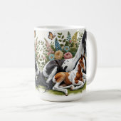 花と緑の鮮やか間で休む馬 コーヒーマグカップ (正面右)