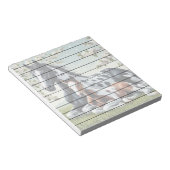 花と緑の鮮やか間で休む馬 ノートパッド (アングル)