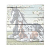 花と緑の鮮やか間で休む馬 ノートパッド (正面)