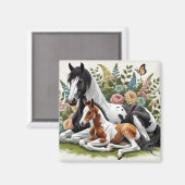 花と緑の鮮やか間で休む馬 マグネット (正面/裏面)