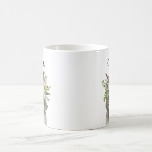 花と羽の冠を持つかわいいボホアライグマ コーヒーマグカップ (中央)