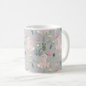 花と蝶が咲き乱れているかわいいウサギ コーヒーマグカップ (正面右)