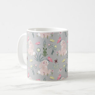 花と蝶が咲き乱れているかわいいウサギ コーヒーマグカップ