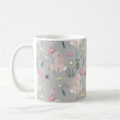 花と蝶が咲き乱れているかわいいウサギ コーヒーマグカップ (左)