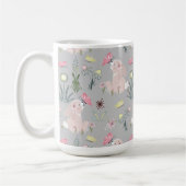 花と蝶が咲き乱れているかわいいウサギ コーヒーマグカップ (左)