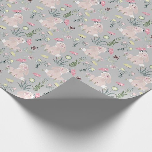 花と蝶が咲き乱れているかわいいウサギ ラッピングペーパー (角)
