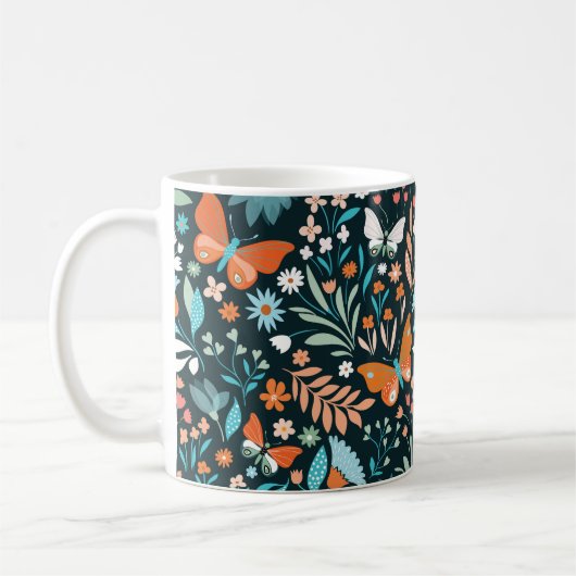 花と蝶の継ぎ目のない模様 コーヒーマグカップ (左)