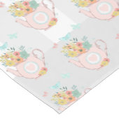 花と蝶パターン付きピンクのティーポット ショートテーブルランナー (コーナー)