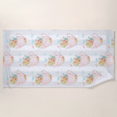 花と蝶パターン付きピンクのティーポット ビーチタオル (正面)