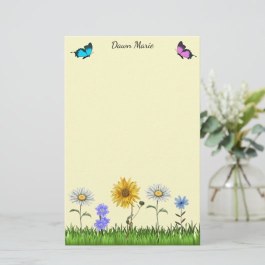 花と蝶パーソナライズされた5.5インチx 8.5インチ 便箋 (スタンド正面)