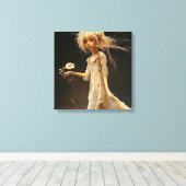 花と黄色の少女 キャンバスプリント (インサイチュ (ウッドフロア))