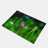 花に咲く美しい蝶 ドアマット (アングル)