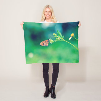 花に咲く美しい蝶#2 フリースブランケット