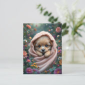 花に囲まれたかわいい小さなふわふわの子犬 ポストカード (スタンド正面)