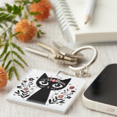 花に囲まれた大きな目をもつ黒猫 キーホルダー (正面右)