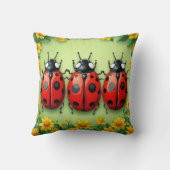 花に囲まれた愛らしい3匹のテントウムシ クッション (裏面)