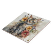 花に囲まれた美しい灰色のタビー猫 タイル (側面)