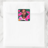 花に囲まれた若い女性のポートレート スクエアシール (バッグ)