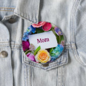 花に囲まれたMOMまたはカスタムネーム 缶バッジ (インサイチュ)