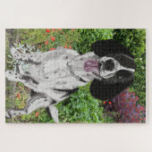 花に対する白黒のスリンガースパニエル犬 ジグソーパズル (横)